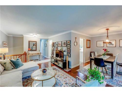 3195 St. Patrick Avenue, Niagara Falls, ON - Indoor Photo Showing Living Room