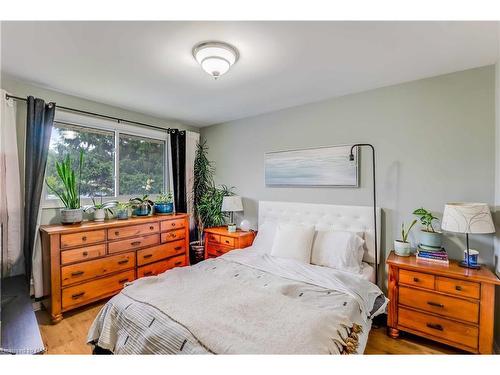 3195 St. Patrick Avenue, Niagara Falls, ON - Indoor Photo Showing Bedroom