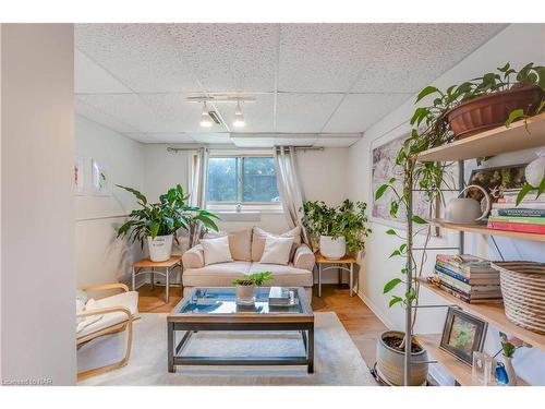 3195 St. Patrick Avenue, Niagara Falls, ON - Indoor Photo Showing Living Room