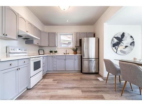 Niagara Falls, ON - Indoor Photo Showing Kitchen