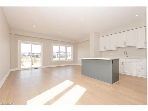 110 Elvira Way, Thorold, ON - Indoor Photo Showing Kitchen