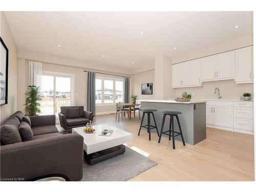 110 Elvira Way, Thorold, ON - Indoor Photo Showing Living Room