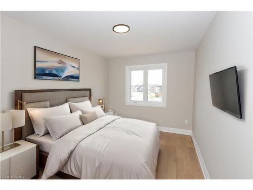 110 Elvira Way, Thorold, ON - Indoor Photo Showing Bedroom