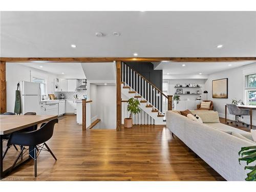 2 Nickerson Avenue, St. Catharines, ON - Indoor Photo Showing Living Room