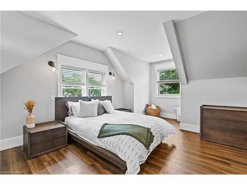 2 Nickerson Avenue, St. Catharines, ON - Indoor Photo Showing Living Room