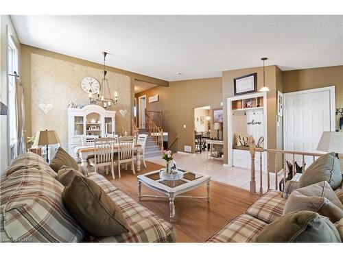 5991 Andrea Drive, Niagara Falls, ON - Indoor Photo Showing Living Room