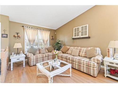 5991 Andrea Drive, Niagara Falls, ON - Indoor Photo Showing Living Room