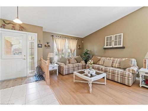 5991 Andrea Drive, Niagara Falls, ON - Indoor Photo Showing Living Room