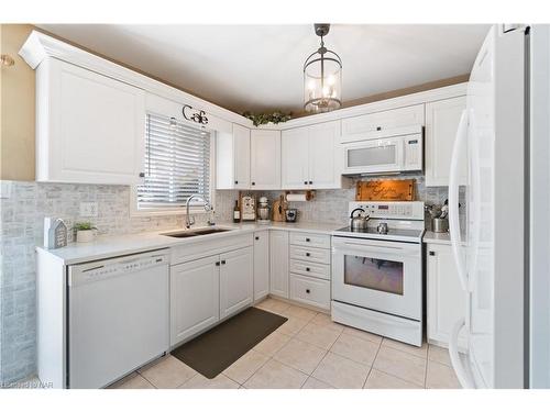 5991 Andrea Drive, Niagara Falls, ON - Indoor Photo Showing Kitchen