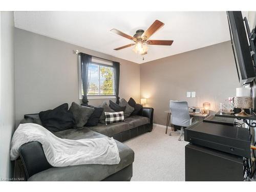 5991 Andrea Drive, Niagara Falls, ON - Indoor Photo Showing Living Room