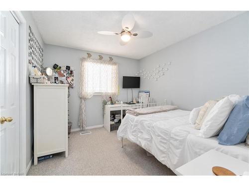 5991 Andrea Drive, Niagara Falls, ON - Indoor Photo Showing Bedroom