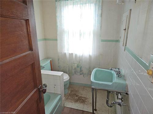 5174 Jepson Street, Niagara Falls, ON - Indoor Photo Showing Bathroom