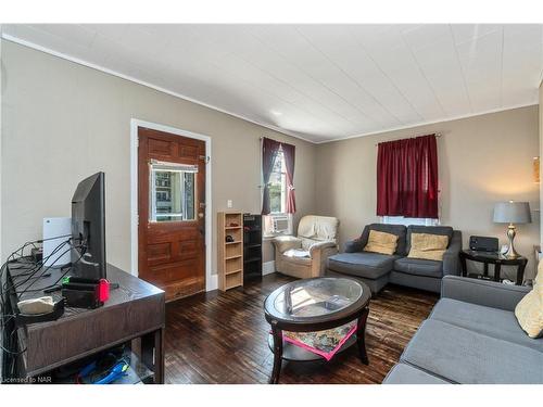 640 King Street, Port Colborne, ON - Indoor Photo Showing Living Room