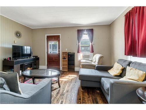 640 King Street, Port Colborne, ON - Indoor Photo Showing Living Room