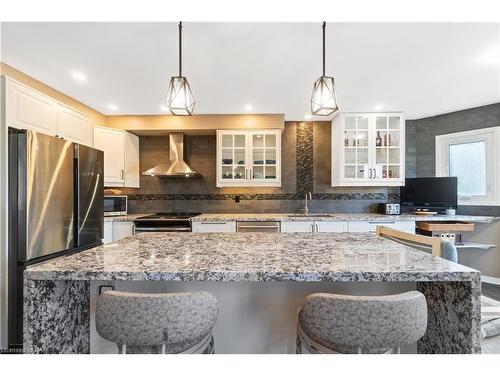 14 Meadowbrook Lane, Fonthill, ON - Indoor Photo Showing Kitchen With Upgraded Kitchen