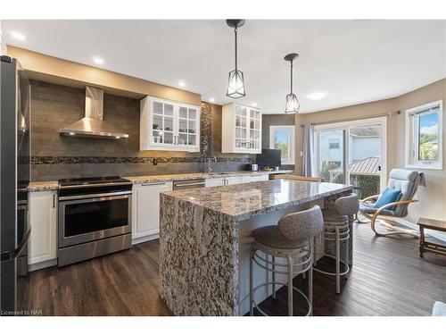 14 Meadowbrook Lane, Fonthill, ON - Indoor Photo Showing Kitchen With Upgraded Kitchen