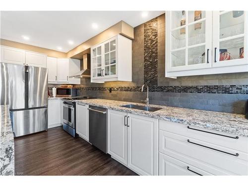 14 Meadowbrook Lane, Fonthill, ON - Indoor Photo Showing Kitchen With Double Sink With Upgraded Kitchen