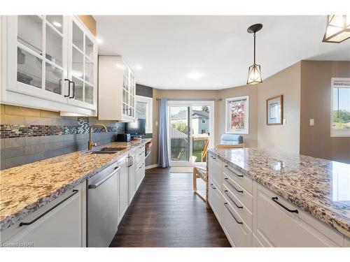 14 Meadowbrook Lane, Fonthill, ON - Indoor Photo Showing Kitchen With Upgraded Kitchen