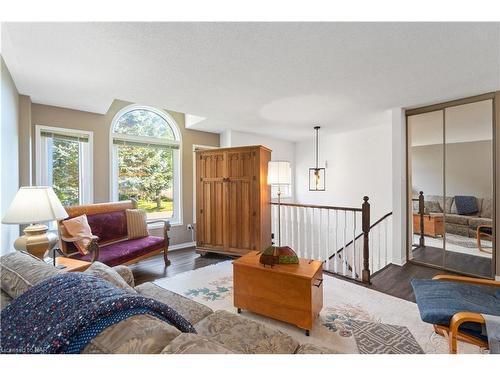 14 Meadowbrook Lane, Fonthill, ON - Indoor Photo Showing Living Room