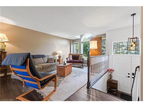 14 Meadowbrook Lane, Fonthill, ON - Indoor Photo Showing Living Room