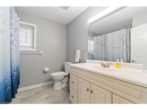 14 Meadowbrook Lane, Fonthill, ON - Indoor Photo Showing Bathroom