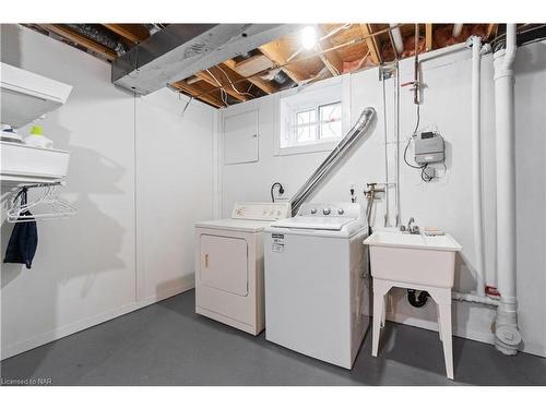 14 Meadowbrook Lane, Fonthill, ON - Indoor Photo Showing Laundry Room