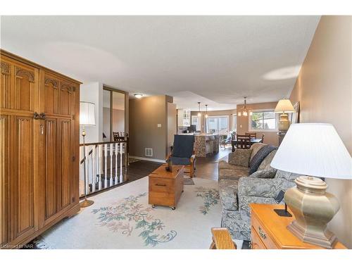 14 Meadowbrook Lane, Fonthill, ON - Indoor Photo Showing Living Room