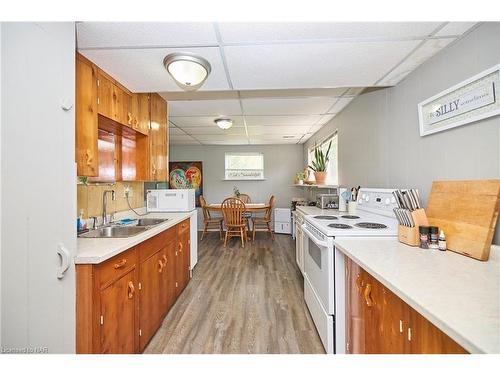 1 Tottenham Court Court, Niagara-On-The-Lake, ON - Indoor Photo Showing Kitchen