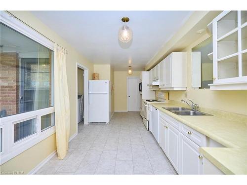 1 Tottenham Court Court, Niagara-On-The-Lake, ON - Indoor Photo Showing Kitchen With Double Sink