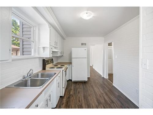 237 Wallace Avenue S, Welland, ON - Indoor Photo Showing Kitchen With Double Sink