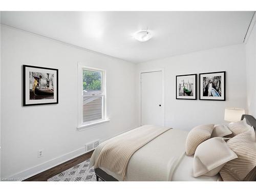 237 Wallace Avenue S, Welland, ON - Indoor Photo Showing Bedroom