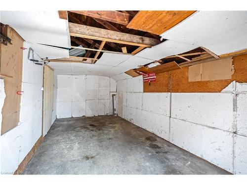 237 Wallace Avenue S, Welland, ON - Indoor Photo Showing Garage