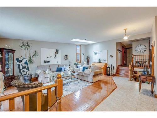 4937 Tara Avenue, Niagara Falls, ON - Indoor Photo Showing Living Room