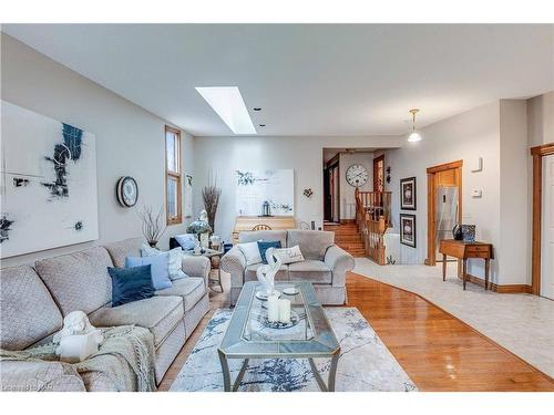 4937 Tara Avenue, Niagara Falls, ON - Indoor Photo Showing Living Room