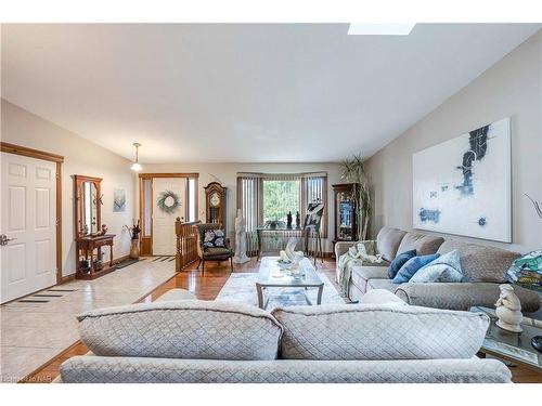 4937 Tara Avenue, Niagara Falls, ON - Indoor Photo Showing Living Room