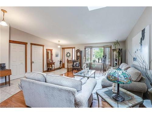 4937 Tara Avenue, Niagara Falls, ON - Indoor Photo Showing Living Room