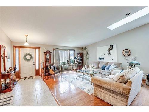 4937 Tara Avenue, Niagara Falls, ON - Indoor Photo Showing Living Room