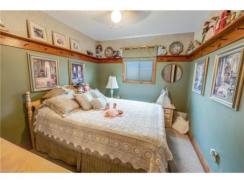 4937 Tara Avenue, Niagara Falls, ON - Indoor Photo Showing Bedroom