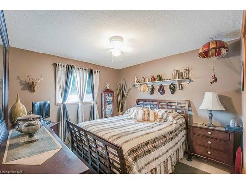 4937 Tara Avenue, Niagara Falls, ON - Indoor Photo Showing Bedroom