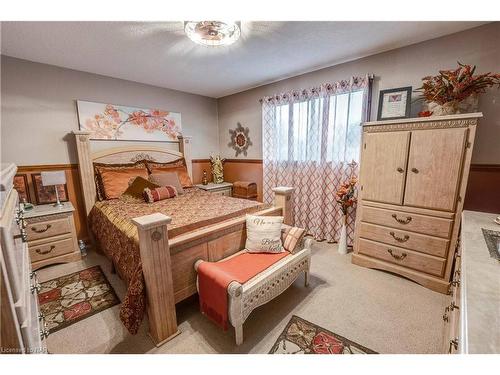 4937 Tara Avenue, Niagara Falls, ON - Indoor Photo Showing Bedroom