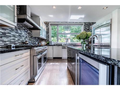 121 Teal Avenue, Hamilton, ON - Indoor Photo Showing Kitchen With Upgraded Kitchen