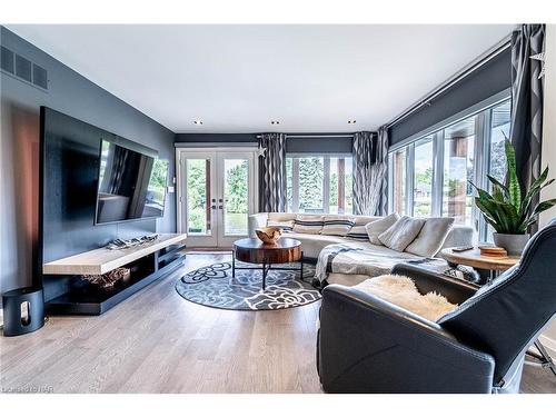 121 Teal Avenue, Hamilton, ON - Indoor Photo Showing Living Room