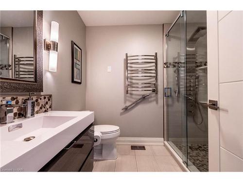 121 Teal Avenue, Hamilton, ON - Indoor Photo Showing Bathroom