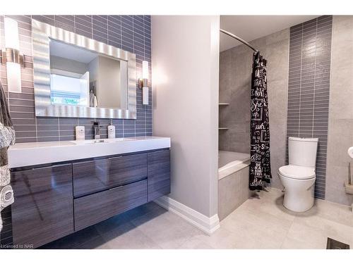 121 Teal Avenue, Hamilton, ON - Indoor Photo Showing Bathroom