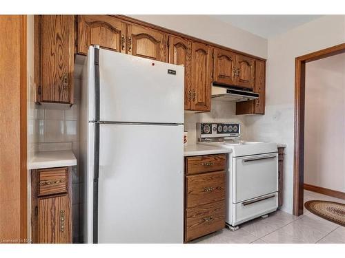 5966 Barton Crescent, Niagara Falls, ON - Indoor Photo Showing Kitchen