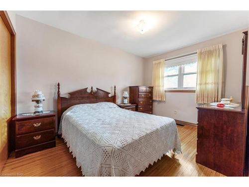 5966 Barton Crescent, Niagara Falls, ON - Indoor Photo Showing Bedroom