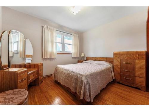 5966 Barton Crescent, Niagara Falls, ON - Indoor Photo Showing Bedroom