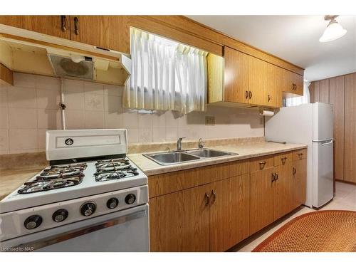 5966 Barton Crescent, Niagara Falls, ON - Indoor Photo Showing Kitchen With Double Sink