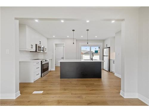 7310 Fern Avenue, Niagara Falls, ON - Indoor Photo Showing Kitchen With Upgraded Kitchen