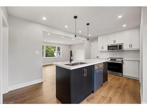 7310 Fern Avenue, Niagara Falls, ON - Indoor Photo Showing Kitchen With Double Sink With Upgraded Kitchen